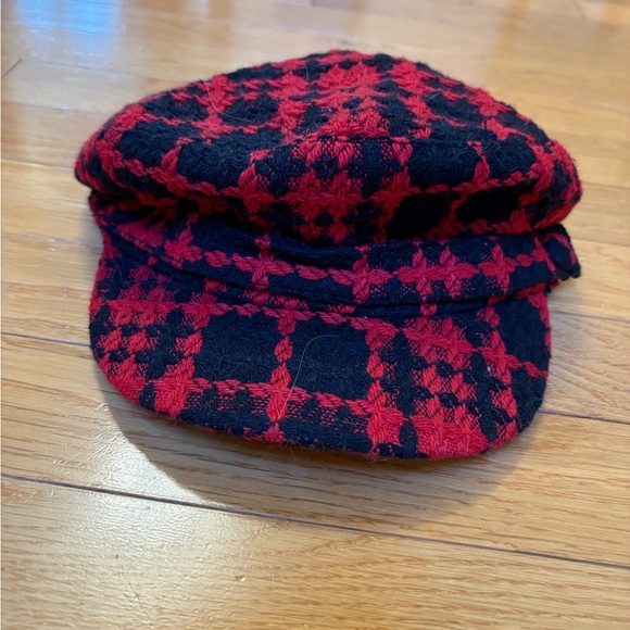 Stylish Red and Black Women's Newsboy Cap - Picture 2 of 4